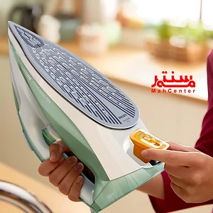 نمای نزدیک از اتو بخار فیلیپس DST7012 با طراحی ارگونومیک و دکمه‌های تنظیم بخار.